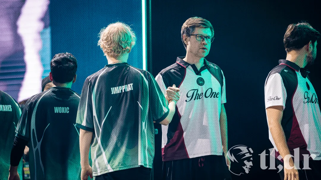 Jimpphat and Groove shaking hands at ESL Pro League Season 24