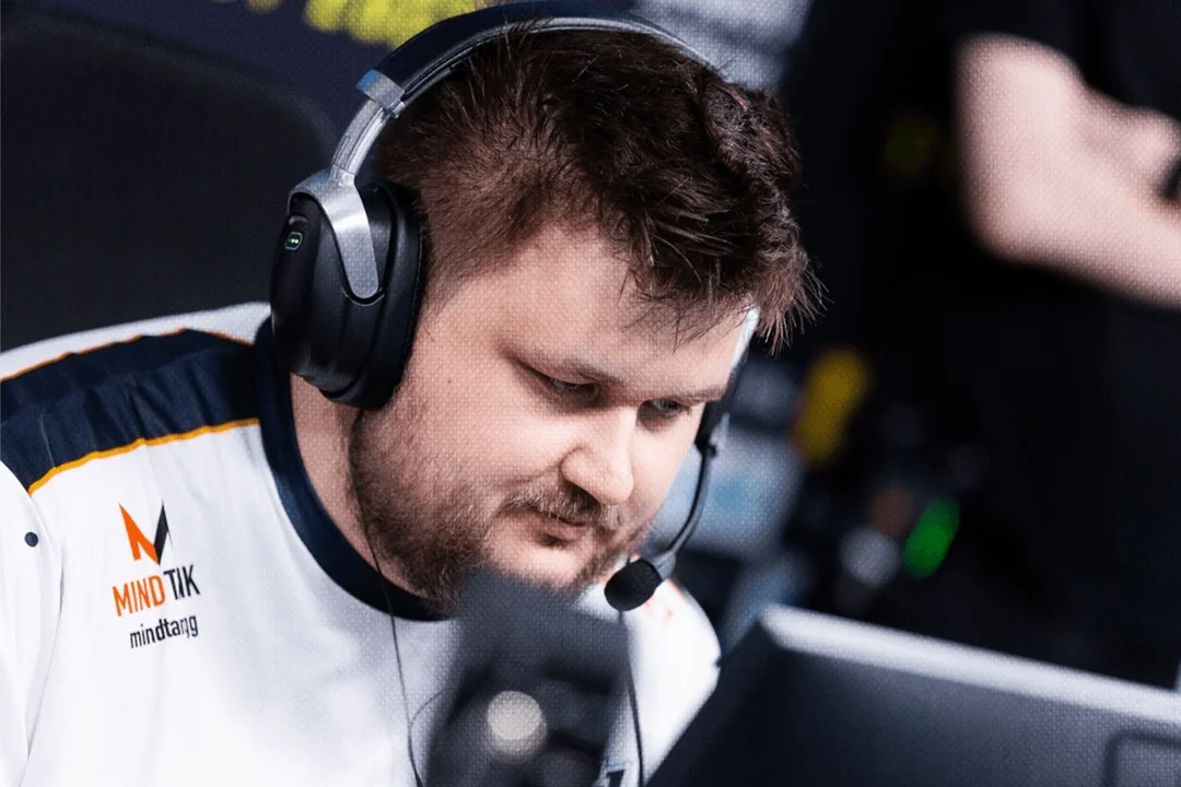 Snax playing for GamerLegion.
